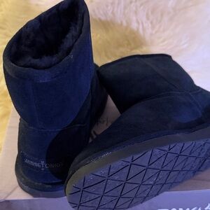Women’s Coziest Warmest Navy Suede Minnetonka
Indoor/Outdoor Slipper/Boot Sz 8